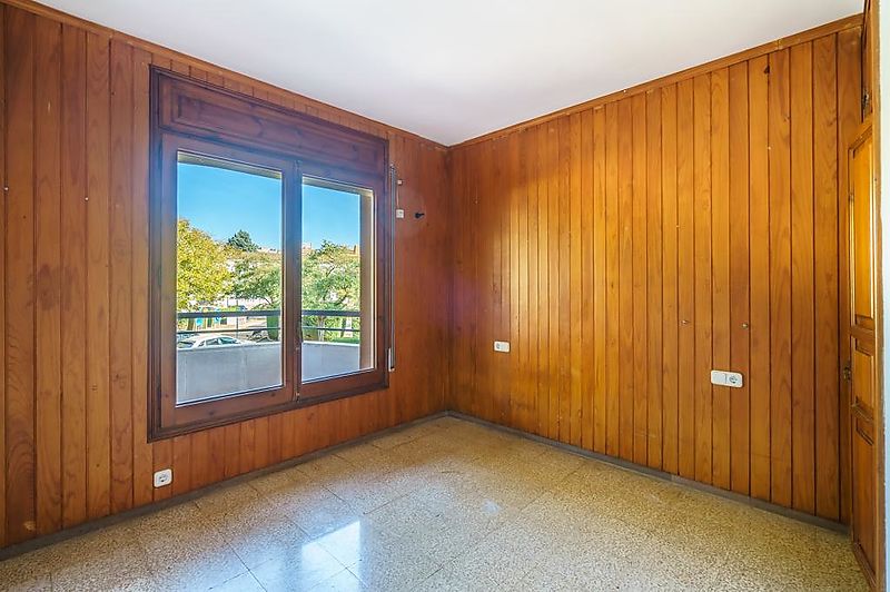 Large and bright 4 bedroom flat with terrace in Palafrugell.
