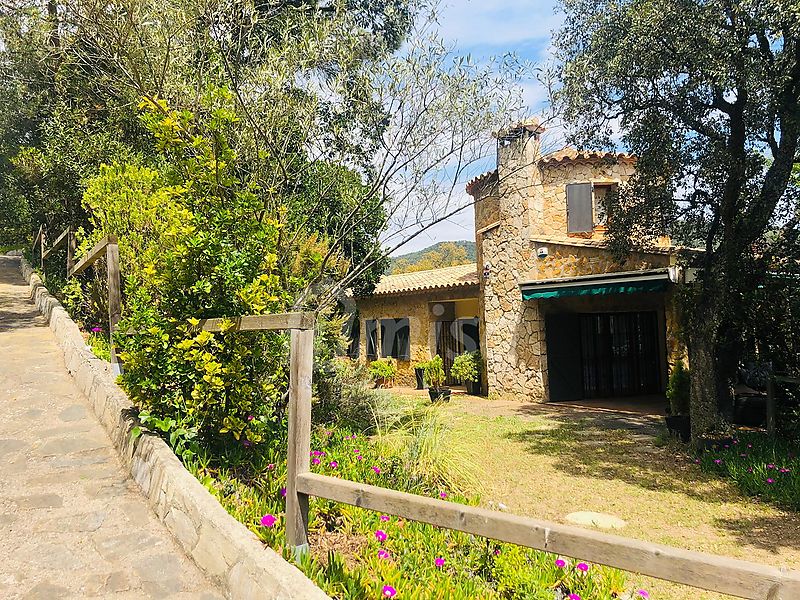 Rustic property with high-end features located in the heart of Les Gavarres natural park.