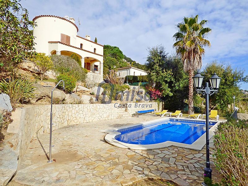 Villa tranquila con piscina y bonitas vistas.