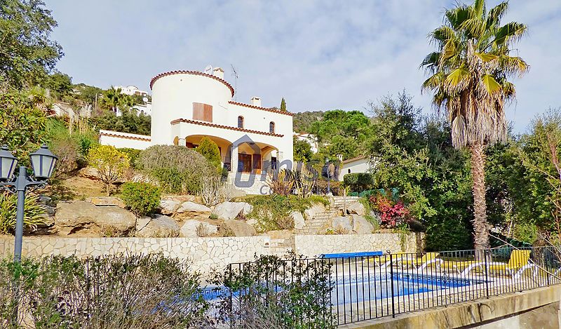 Villa tranquila con piscina y bonitas vistas.