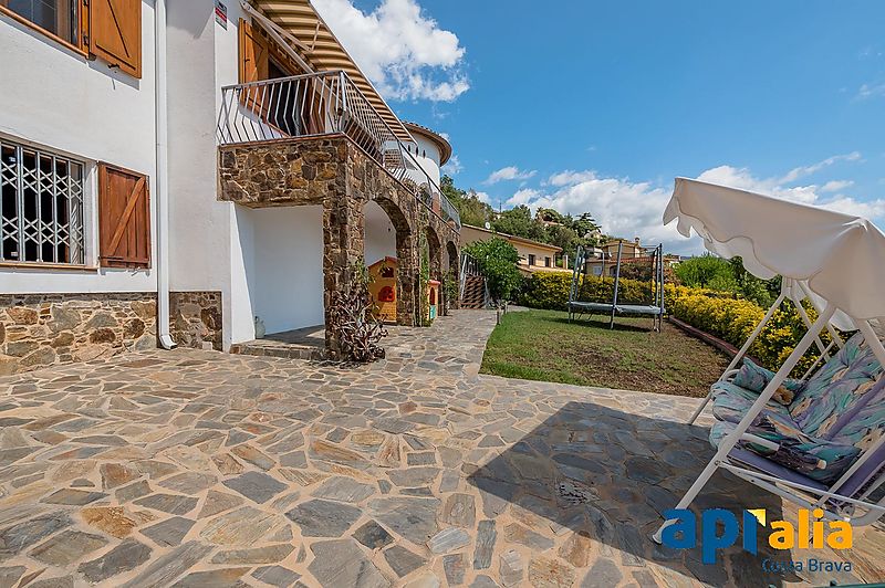 House with views just 3 km from the beach in Calonge.
