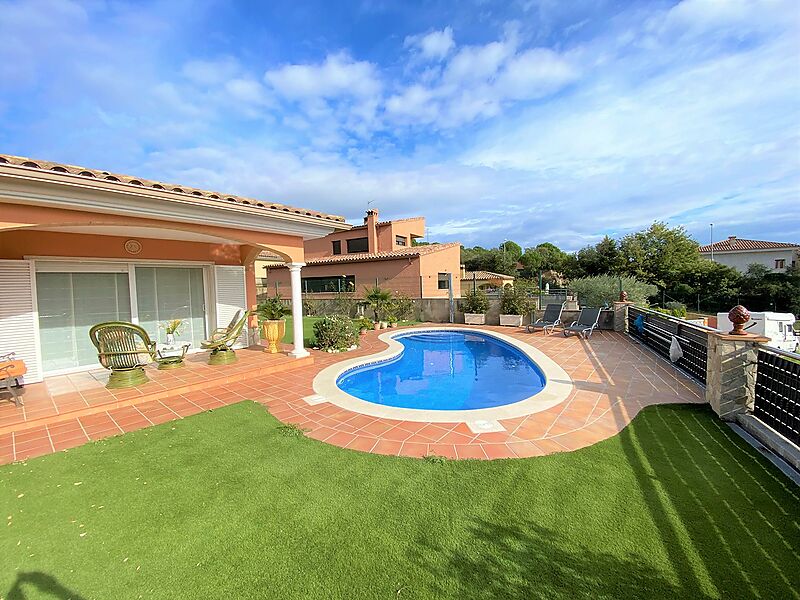 Fantastique et lumineuse maison de plain-pied avec jardin et piscine
