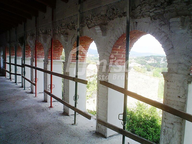 Живописный замок-поместье 19 века в 3 км от пляжа с площадью 11 000 м2 на Коста Брава