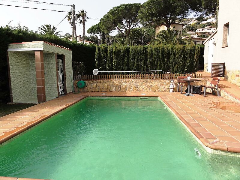 Maison de plain-pied avec jardin et piscine privée.