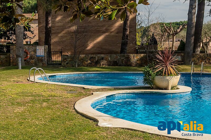 Casa adosada encantadora y familiar con piscina en Calonge