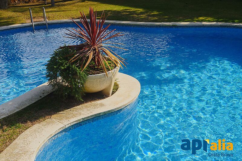 Corner house with 3 bedrooms in exclusive community with pool in Calonge
