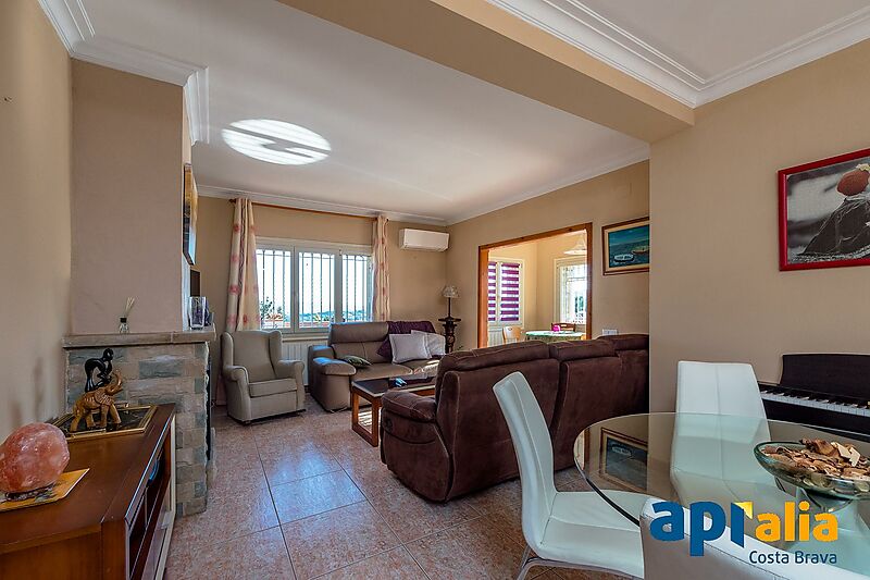 Big house with a separate apartment with a pool and just 5 minutes from the beach, perfect for families.
