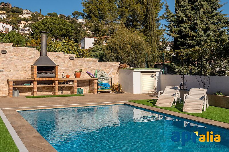 Casa amb dos habitatges perfecta per a famílies amb piscina a només 5 min de la platja