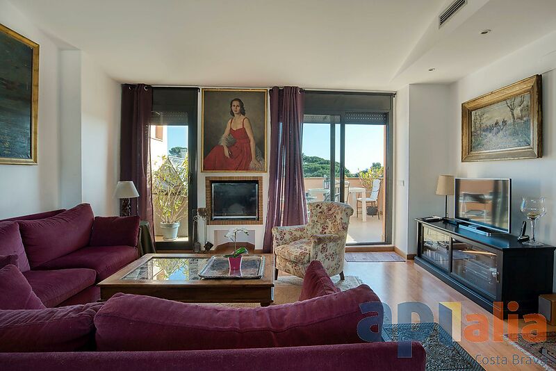 Duplex in the center of the village with direct lift access and sea view from the terrace