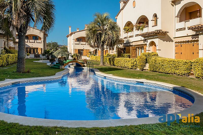 Casa adossada cantonera amb jardí privat, en comunitat amb piscina a només uns metres de la platja