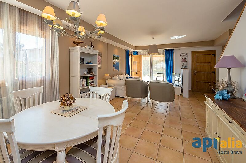 Corner townhouse with private garden, in community with a pool and close to the beach