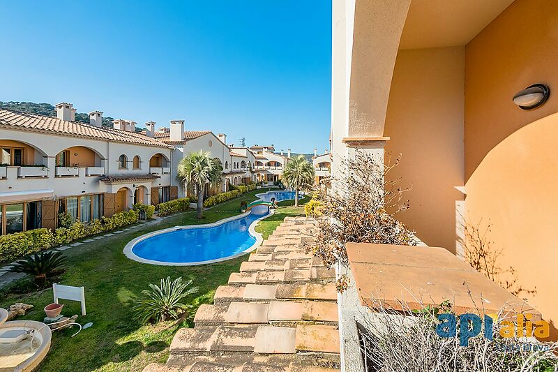 Corner townhouse with private garden, in community with a pool and close to the beach