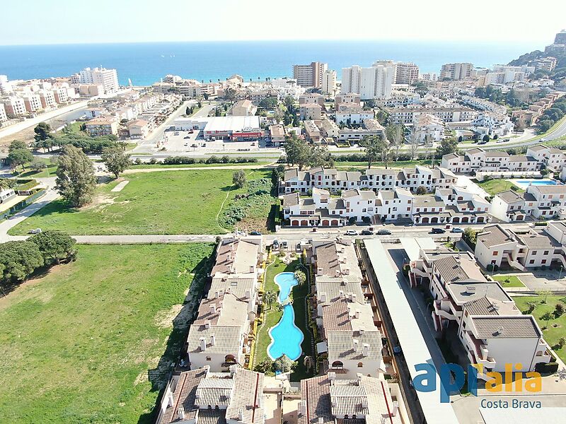 Maison de ville d'angle avec jardin privé, en communauté avec piscine à quelques mètres de la plage