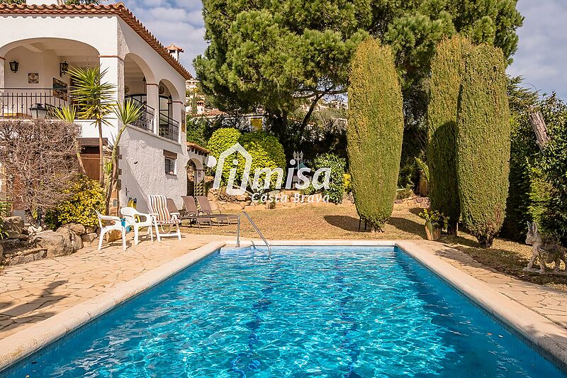 Casa de dos habitatges amb piscina
