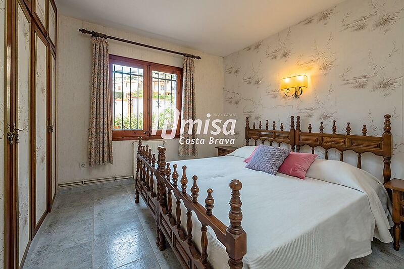 Detached villa with an independent apartment and pool