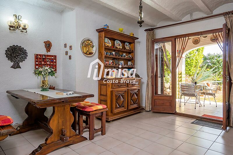 Detached villa with an independent apartment and pool