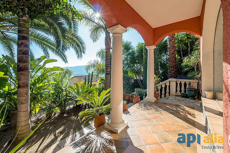 Chalet estilo caribeño en la Costa Brava, precioso jardín y piscina