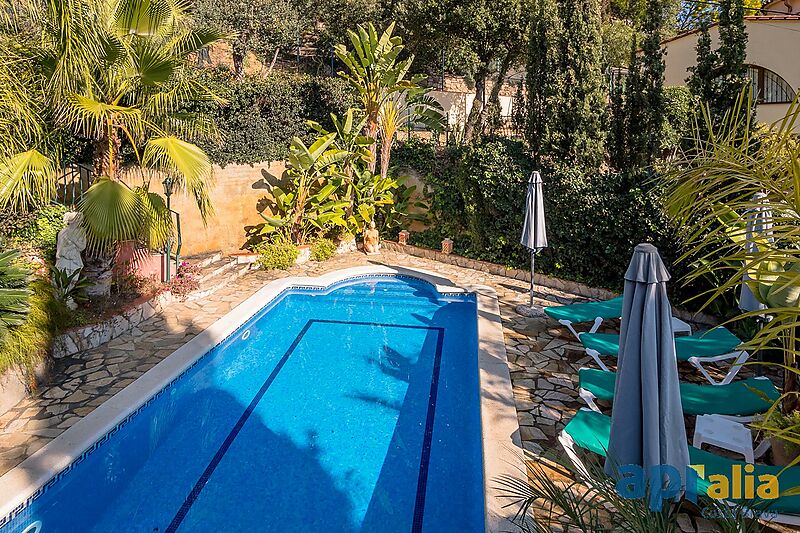 Haus im Kolonialstil an der Costa Brava, schöner Garten und Pool