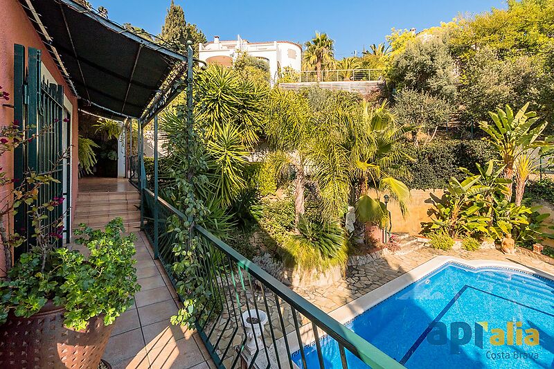 Colonial-style house on the Costa Brava, beautiful garden and pool
