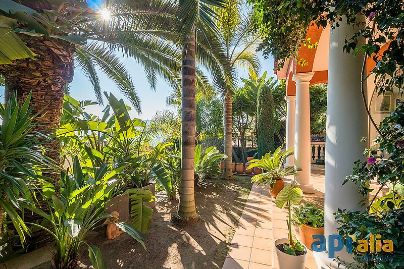 Chalet estilo caribeño en la Costa Brava, precioso jardín y piscina