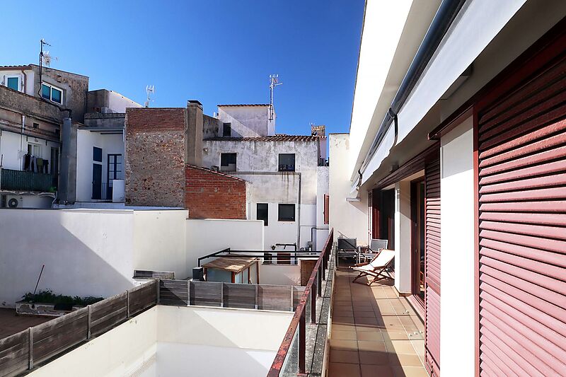 Ático muy grande en el pleno centro de sant Feliu. Oportunidad 200m2 con 4 habitaciones, gran terraza y altillo.
