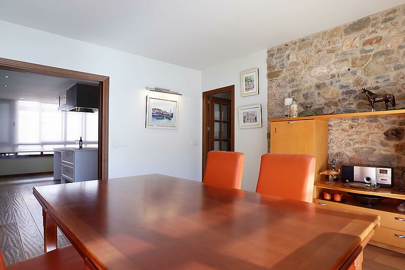 PENTHOUSE IN DOWNTOWN SANT FELIU. Opportunity 200m2 with 4 bedrooms, large terrace and mezzanine.