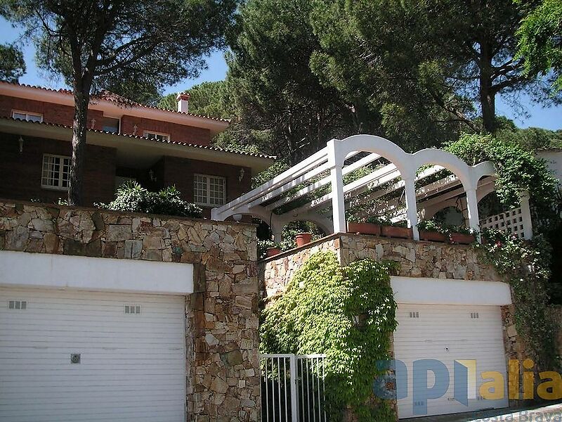 HOUSE WITH POOL AND TENNIS 300m FROM THE BEACH
