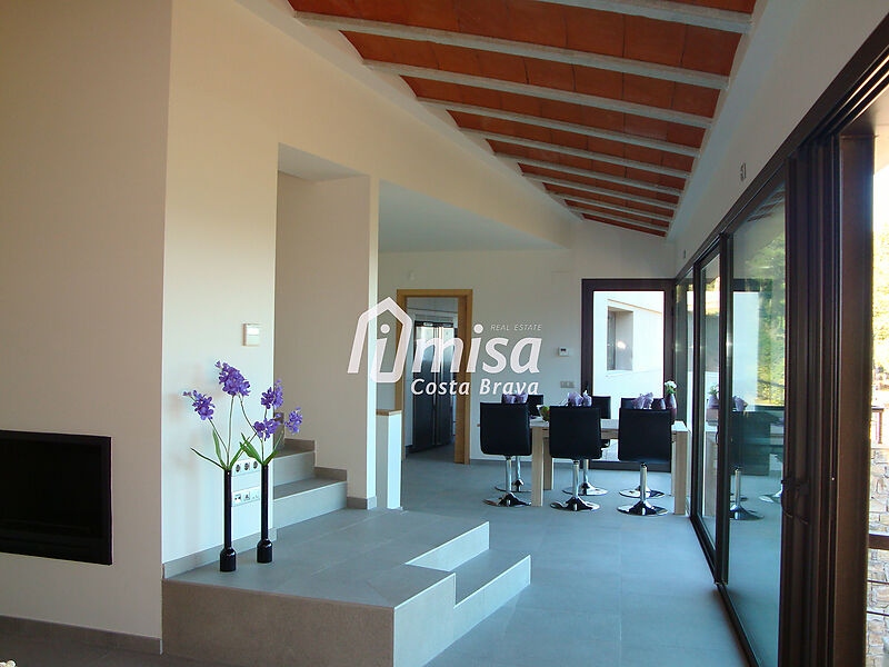 PARCELA de 8200 m² con posibilidad de construir 600 m² de casa en una zona verde, a solo 5 minutos de las playas más bonitas de la Costa Brava.