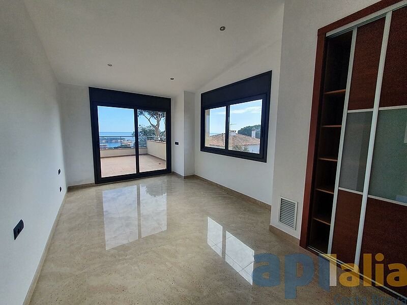 Эксклюзивный новый дом в Сан-Агаро (Коста-Брава), менее чем в 1 км от пляжа Сан-Пол и с видом на море.