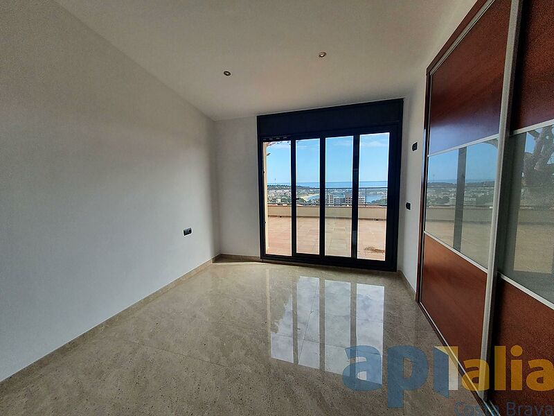Exclusive new-build house in S Agaró (Costa Brava), less than 1km from Sant Pol beach and with sea views.