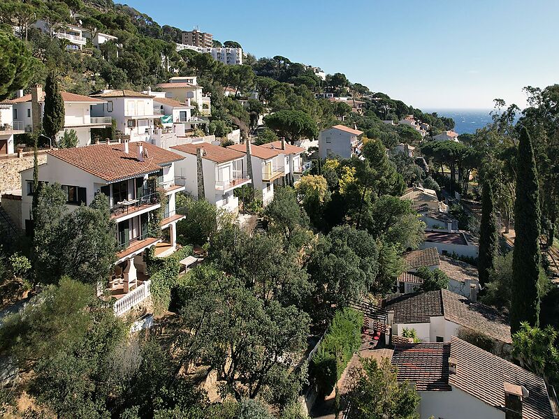 Casa adossada a 300 metres de la platja amb fantàstiques vistes a les muntanyes i en part al mar, orientació sud assolellada i 3 dormitoris dobles.