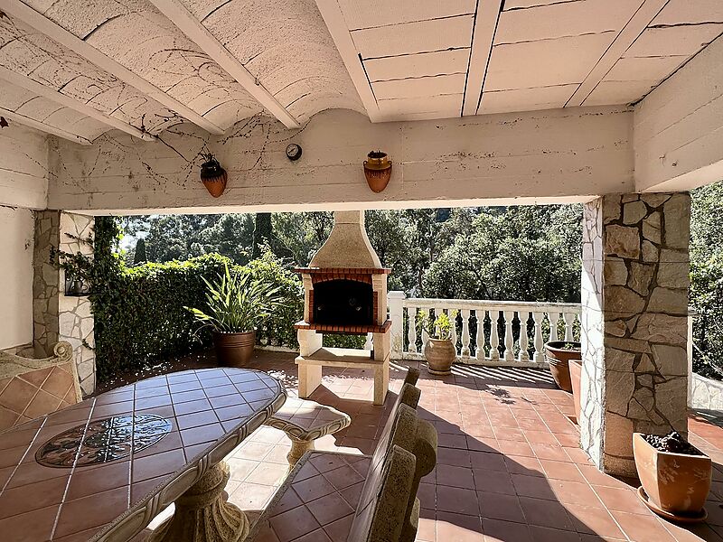 Casa adosada a solo 300 metros de la playa con fantásticas vistas a las montañas y en parte al mar, orientación sur soleada y 3 dormitorios dobles.