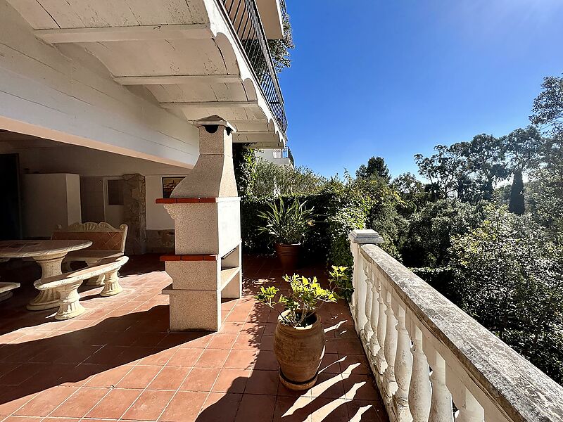 Townhouse only 300 m from the beach with beautiful views over the mountain and partial sea views, south-oriented
