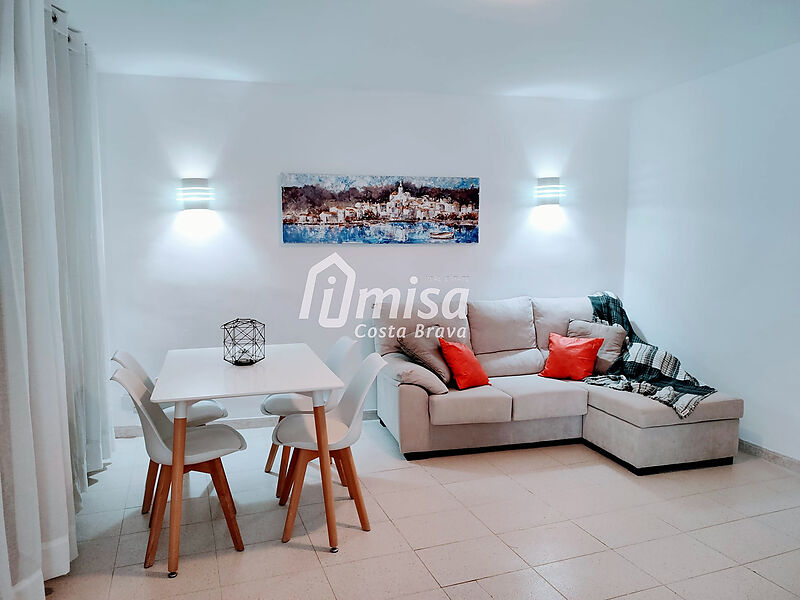 Penthouse in the center of Palamòs in the old town, 5 minutes from the beach.