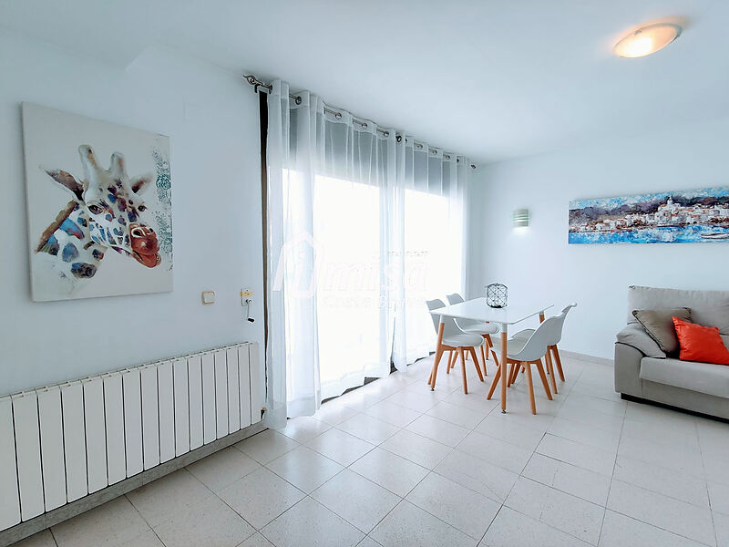 Penthouse in the center of Palamòs in the old town, 5 minutes from the beach.