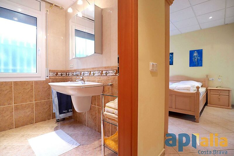 Casa amb piscina i vistes al mar a Santa Cristina d'Aro, amb apartaments separats