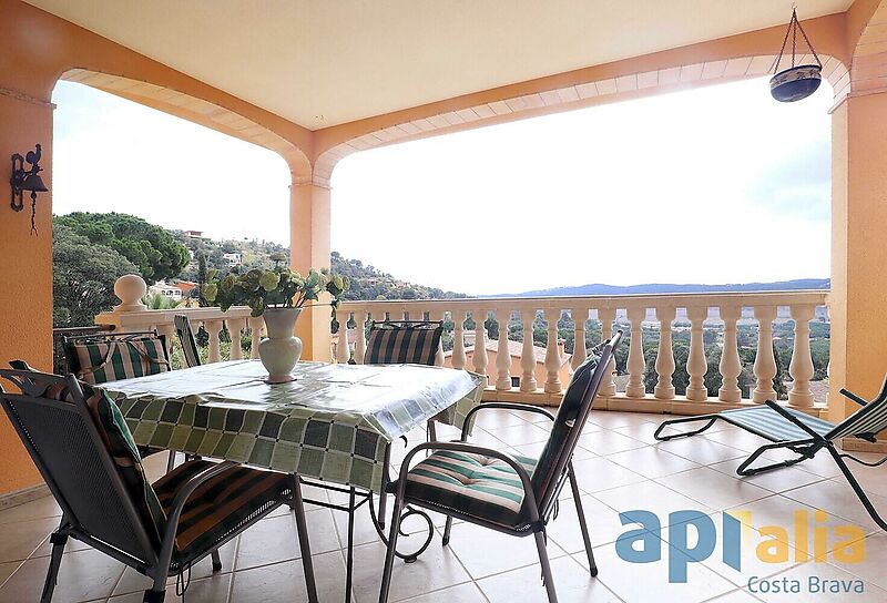Maison avec piscine et vue sur la mer dans Santa Cristina d'Aro, avec des appartements séparés