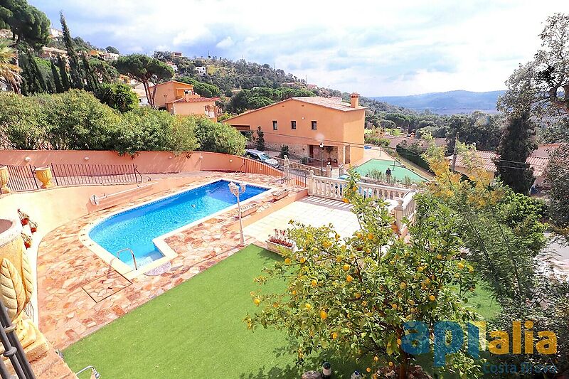 Haus mit Pool und Meerblick in Santa Cristina d'Aro, mit separaten Wohnungen