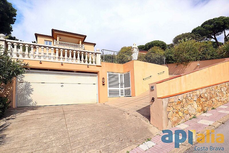 House with pool and sea views in Santa Cristina d'Aro, with separate apartments