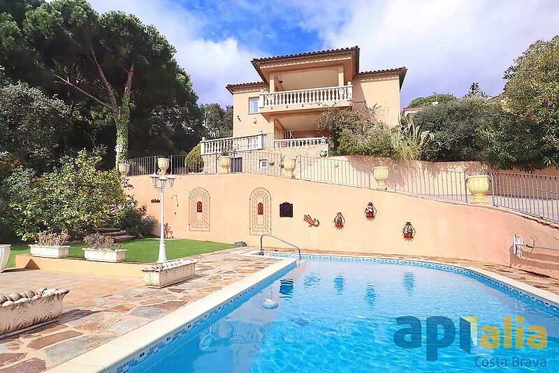 Дом с бассейном и видом на море в Санта-Кристина-д'Аро, с отдельными апартаментами