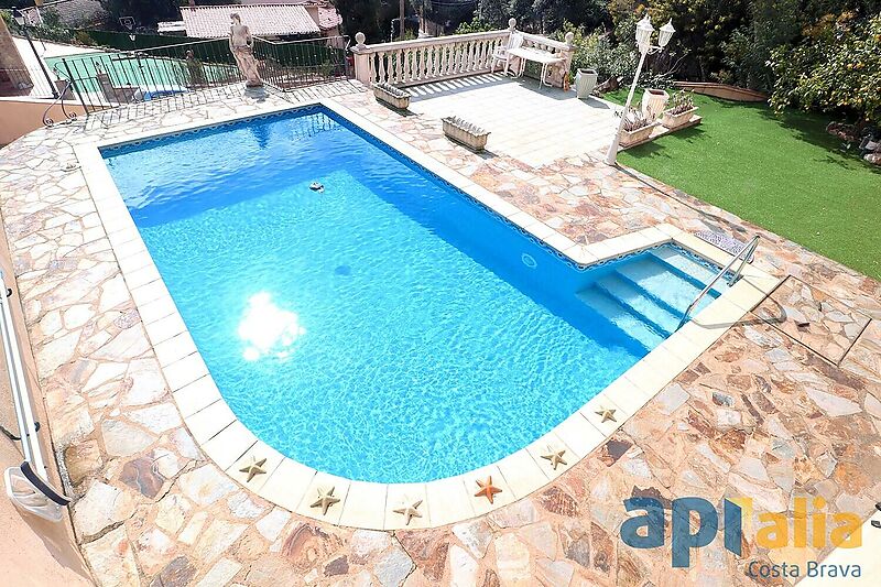 Casa amb piscina i vistes al mar a Santa Cristina d'Aro, amb apartaments separats
