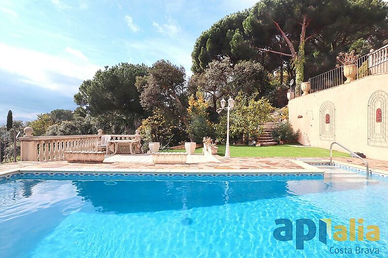 Casa con piscina y vistas al mar en Les Teules, Santa Cristina d'Aro, con apartamentos separados