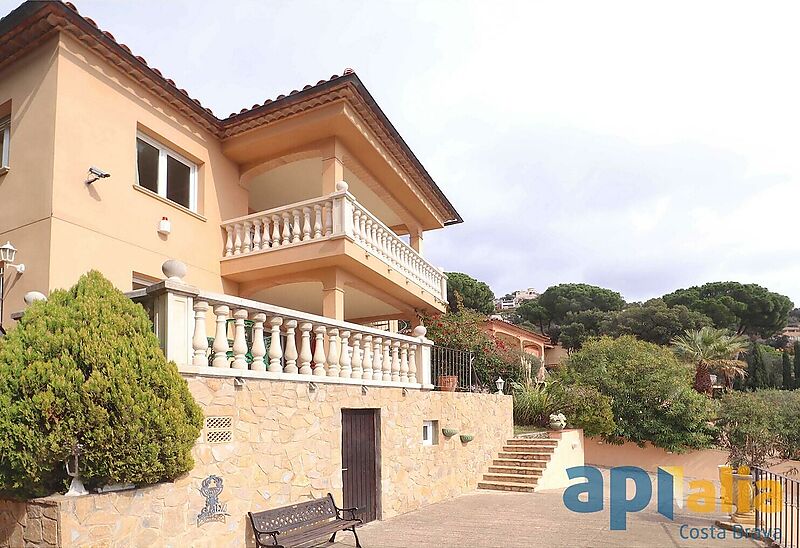 Casa amb piscina i vistes al mar a Santa Cristina d'Aro, amb apartaments separats
