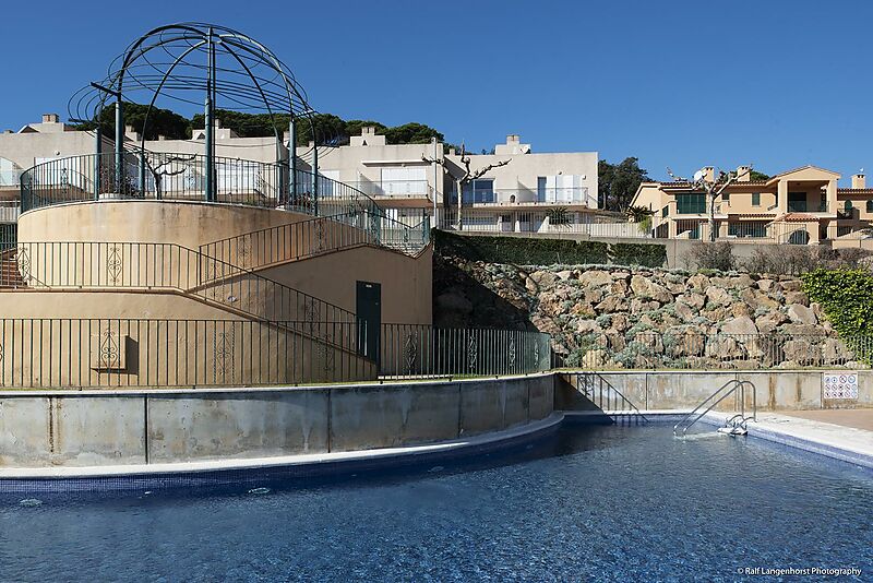 Casa adossada amb piscina, garatge i vistes al mar