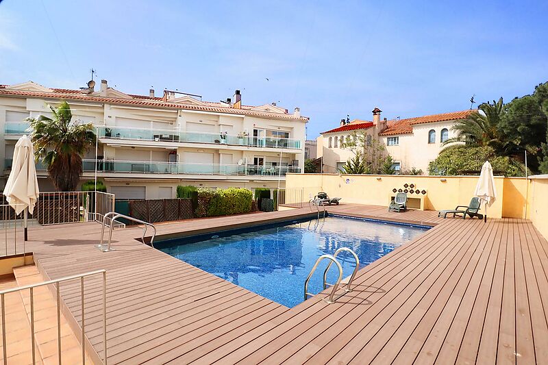 Apartamento dúplex de 4 habitaciones con piscina y parking en el centro de Playa de Aro