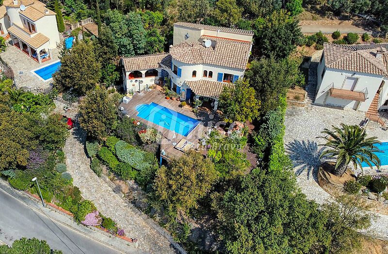 Acogedora y amplia casa con piscina y jardín en Calonge, ideal para 2 familias