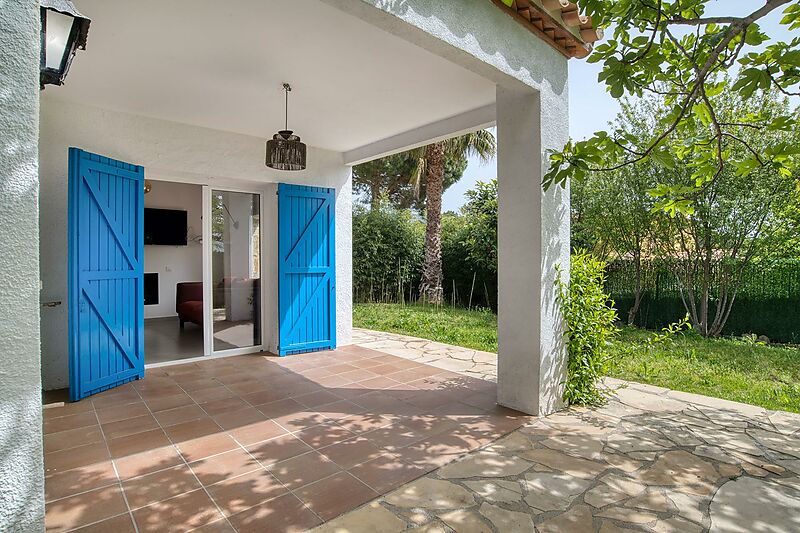Une belle maison de style méditerranéen avec plusieurs terrasses et un jardin dans la partie basse du Mas Ambros, près du centre de Calonge.