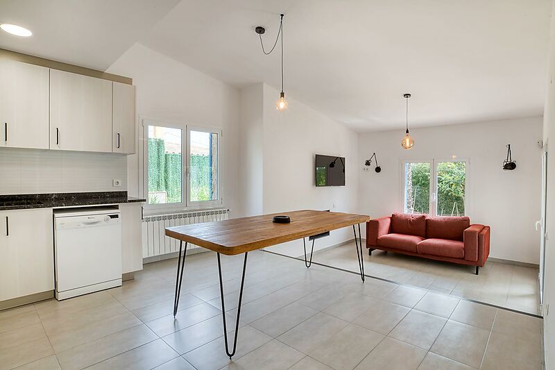 Preciosa casa de estilo mediterráneo con varias terrazas y jardín en la zona baja de Mas Ambros, cerca del centro de Calonge.