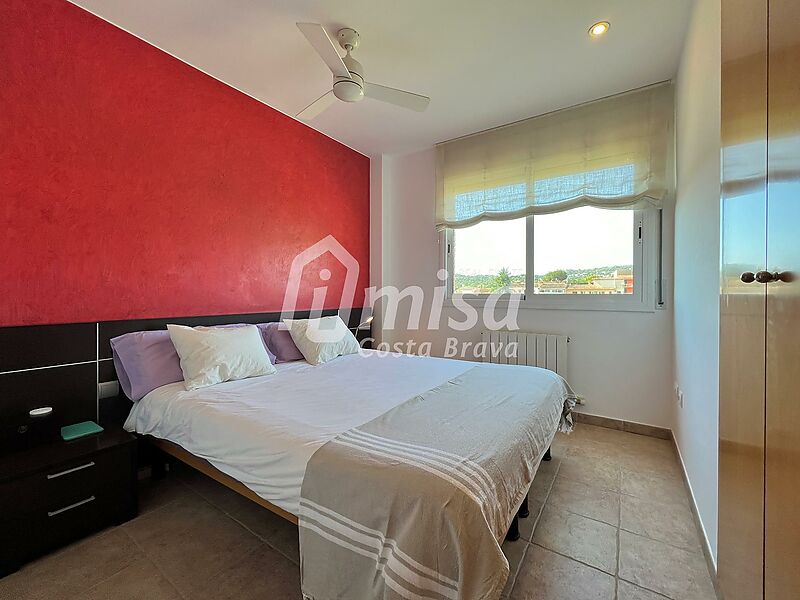 Bright 4-bedroom apartment in perfect condition with parking and communal pool in the center of Calonge