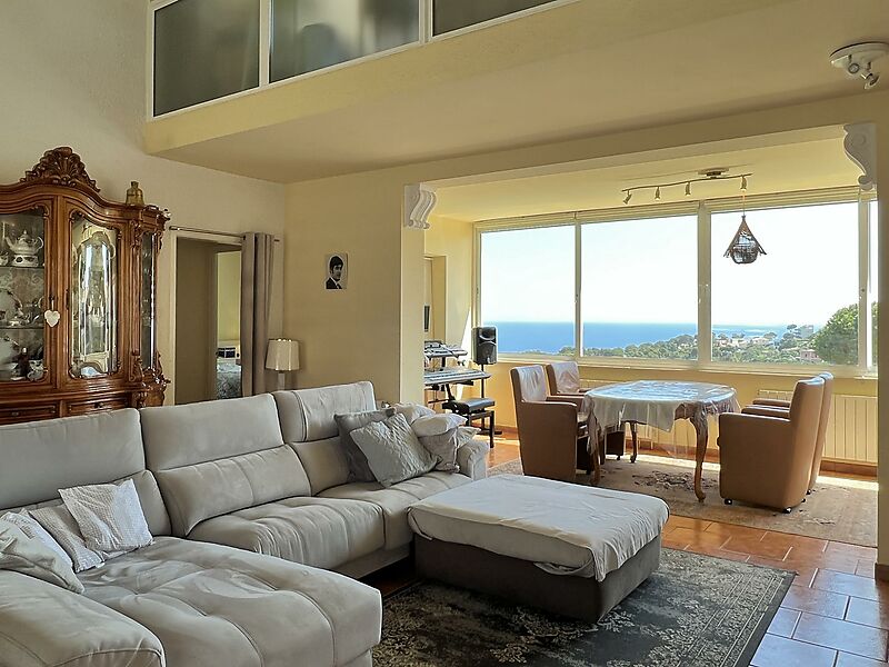 Вилла с отдельными апартаментами, бассейном и панорамным видом на море в Калонже